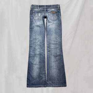 Midja:76 innerben:81 Lågmidjade jeans från wrangler strl 26. Sitter ganska rakt i benen. Något smånötta enligt bild, ex. ficka, gren, fotändar men överlag fint skick!🤍