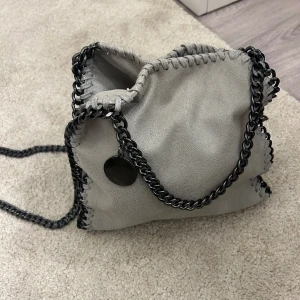 Stella McCartney liknande väska - Grå Stella McCartney liknande väska, super fin och i mycket bra skick, knappast använd!!🩶