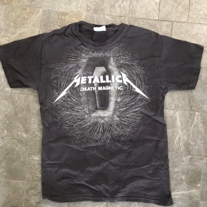 Metallica  T - shirt - Fet metallica tröja med snygg graphic, pris kan diskuteras  💯💯