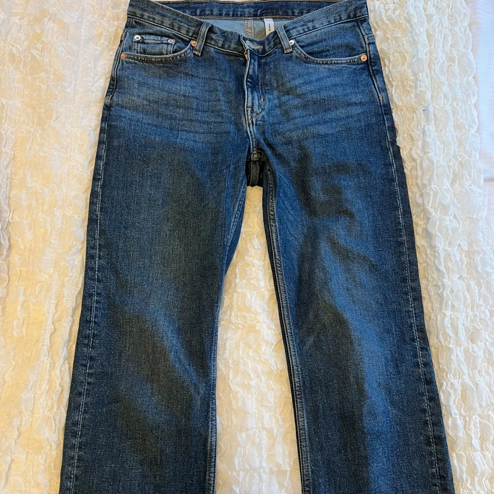 Säljer dessa oanvända jeans från Weekday då det är för stora för mig. Modellen är ”Twig Mid Straight”  Storlek 29/30. Jeans & Byxor.