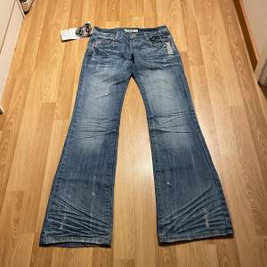 (38) de perfekta ljusblåa lågmidjade bootcut jeansen från blue blue nya med lappar kvar. Midjemått rakt över: 35cm, innerbenslängd: 84cm 🩵