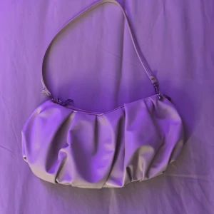 väska - säljer min väska i beige/vit, för den kommer inte till någon användning. I nyttskick, nästan aldrig använd💞kom privat vid frågor