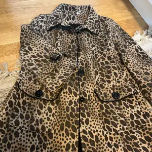 såå cool kappa i leopard liknande mönster, sjukt fina detaljer och ärmar i trekvarts! passar mig som är en xs-m