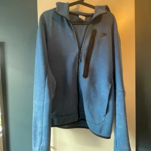Nike tech fleece - Säljer denna nya tech fleece som jag fick i present då den inte kommer till användning, fläckarna som är på tröjan ska vara där de så modellen ser ut!