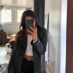Kavaj - Fake läder kavaj från bikbok, köptes för 700 kronor. Aldrig använd så den är nyskick💞💞