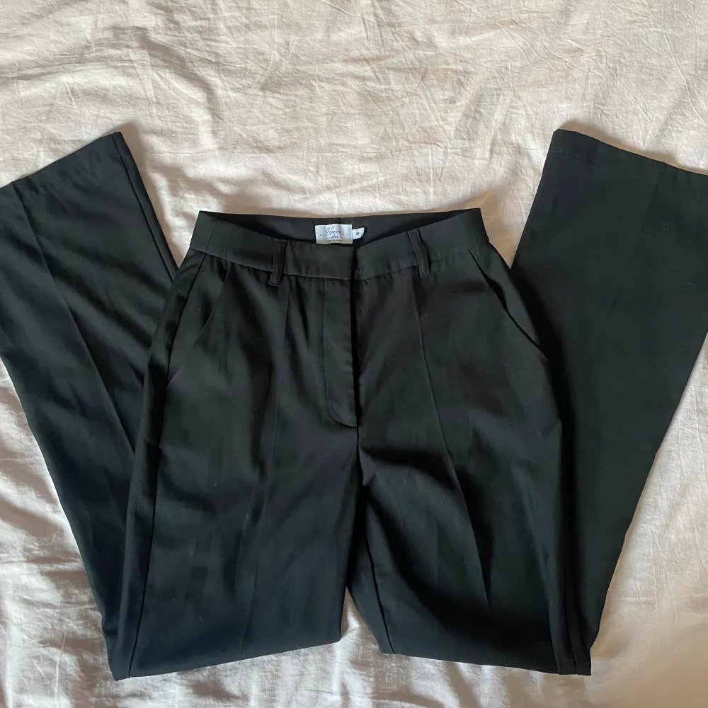 Jättesnygga kostymbyxor med lätt bootcut från Hanna Schönberg x NA-KD. Använda 1-2 gånger. Säljer eftersom de är lite för små för mig. . Jeans & Byxor.