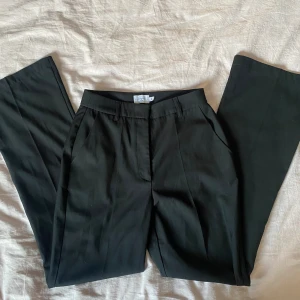 Kostymbyxor från Hanna schönberg x NA-KD - Jättesnygga kostymbyxor med lätt bootcut från Hanna Schönberg x NA-KD. Använda 1-2 gånger. Säljer eftersom de är lite för små för mig. 
