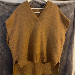Brun väst Pull & Bear - Så fin och SKÖN brun väst från Pull N Bear som inte kommer till användning. Haft kanske 5 gånger.  Köpt för 349kr  Samfraktar gärna!