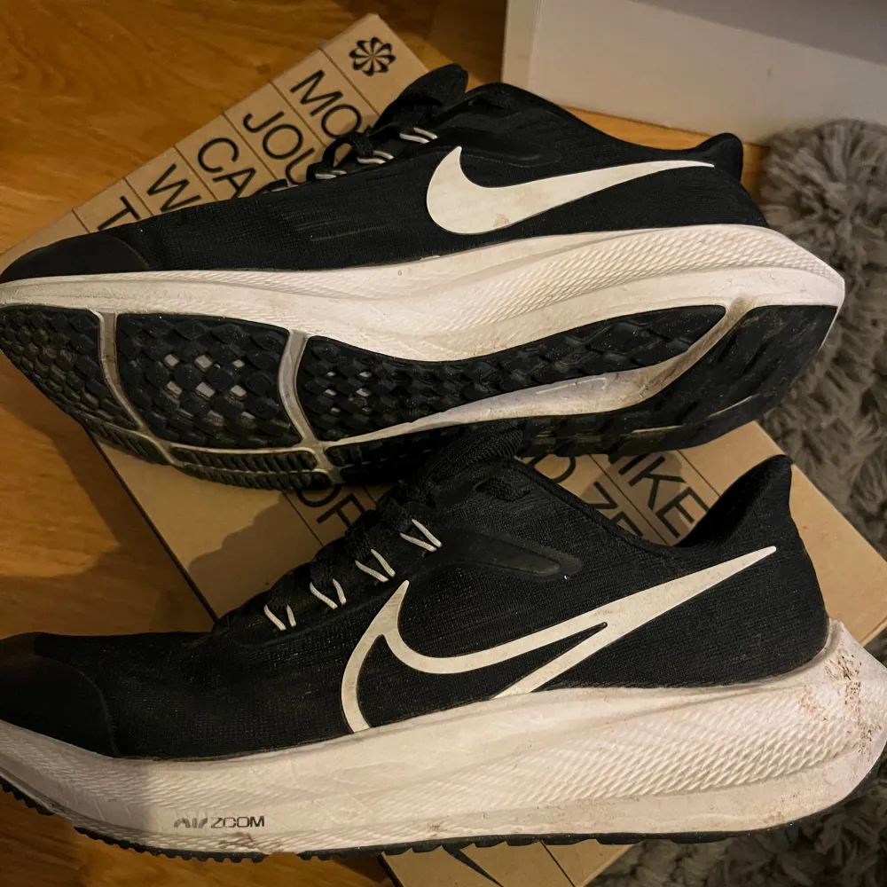 Ett par snygga Nike skor som passar till det mesta! Nike zoom-riktigt bekväm sko och estetiskt snygg.. Skor.
