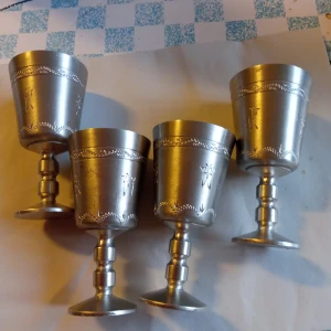 4 Supglas Norskt Tenn . - 4 stycken Supglas på fot mönstrade Norskt Tenn stämpel under foten .viss slitage finnes .se bilder.