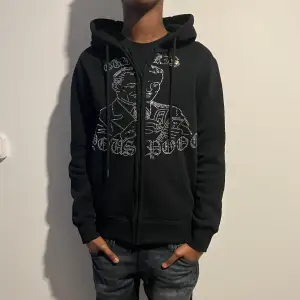 Tjena! Jag säljer nu min youspoo zip hoddie då den inte går till användning. Den är i väldigt bra skick utan några skador. Modellen på bilden är 168 cm. Hör av dig vid minsta fundering.