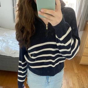 Randig zip-up - Säljer denhär zip-upen då den inte blivit använd på ett tag, superskön och fin! Köpt på Lindex för några år sedan, tror nypris låg runt 350😊 Superbra skick, inga hål eller fläckar💗