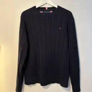 Tommy Hilfiger Stickad tröja, en väldigt snygg och stilren, tröjan Är snålt använd inga som helst tecken på skador eller fläckar’ nypris 1200, Djur och rökfritt hem, storlek S men passar även L 