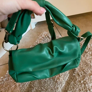 Grön handväska  - Jättefint skick, endast använd någon enstaka gång 💘