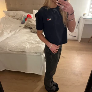 T-shirt  - Säljer denna jättefina t-shirt som är lite kortare i modell. Är i XS men passar S oxå! Hör av dig om du undrar något💘