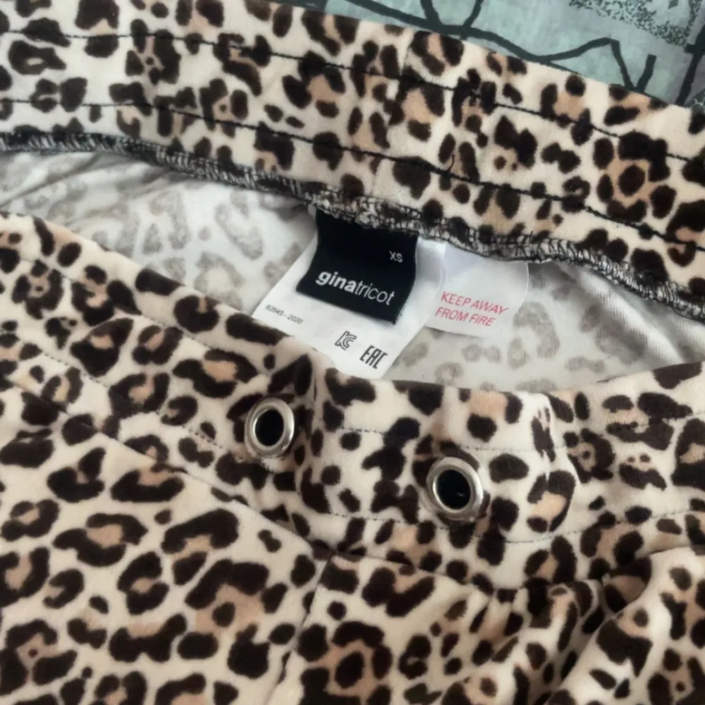 leopard mjukis byxor i strl xs. snörrerna är borta men annars inge större defekter. pris går att diskutera 💞. Jeans & Byxor.
