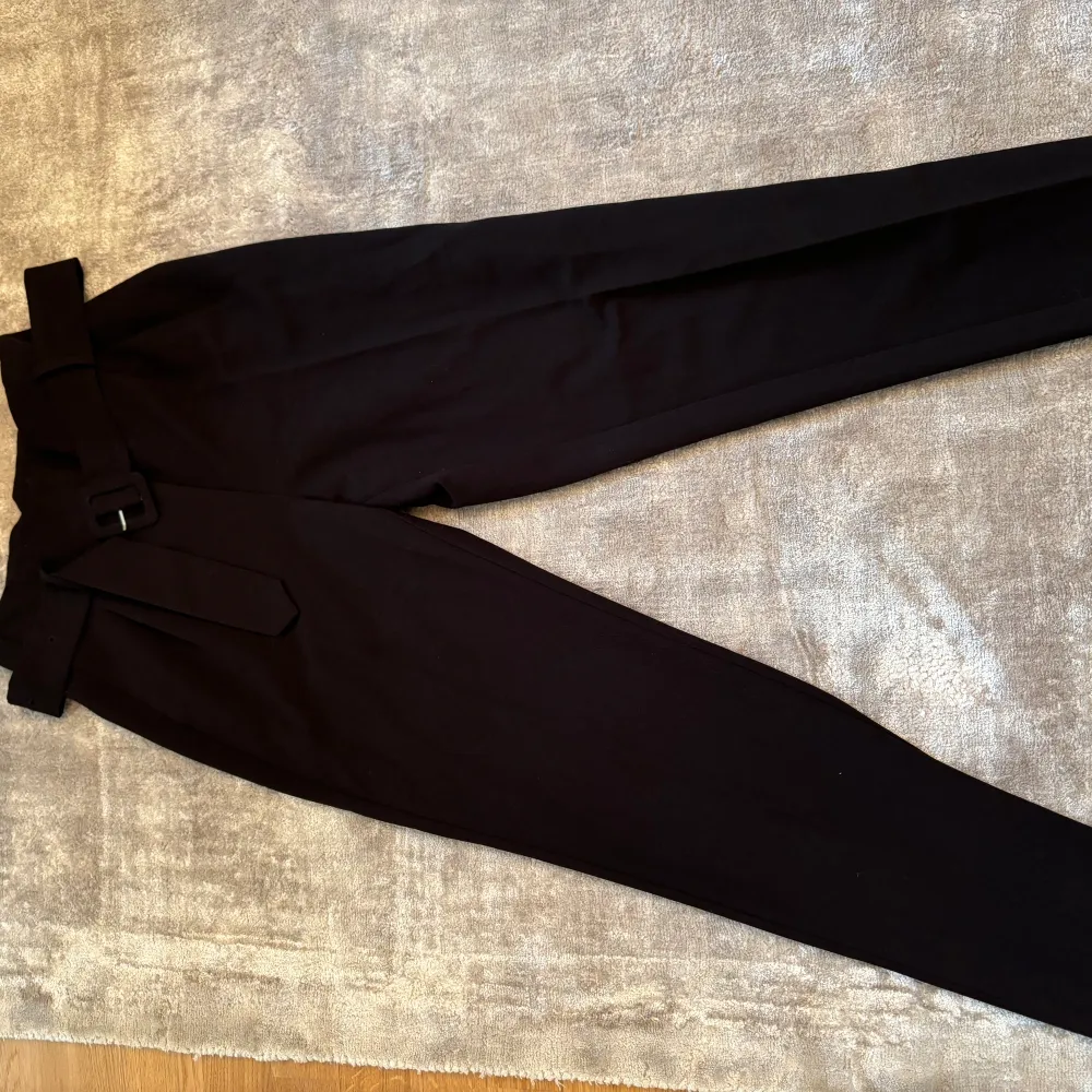 Svarta kostymbyxor storlek 34 från nakd   Kan hämtas upp i Solna eller Fruängen . Jeans & Byxor.