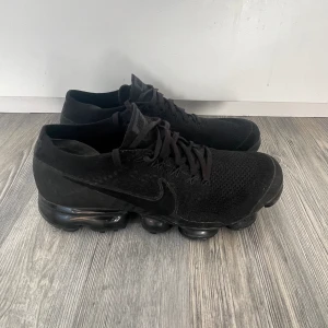 Nike vapormax                             Frakt 59kr - Säljer dessa Nike vapormax på grund av att dom är för små. Skicket är ganska bra, hör av dig vid frågor och funderingar. Jag har tyvär inte sko lådan kvar. Frakt 59kr (Köparen står för frakten) 