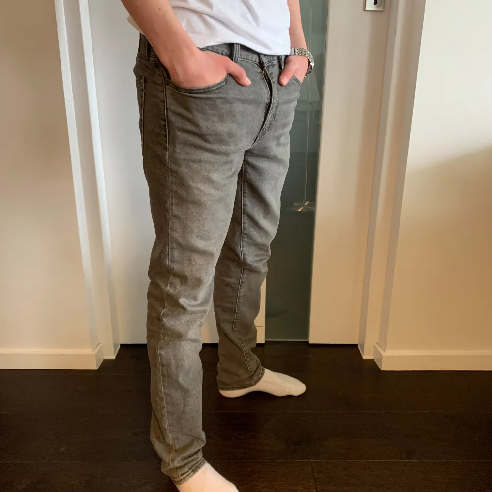 Tja säljer nu dessa tvär snygga Levis 511 jeans i storlek 30/32 och modellen på bilden är ca 180.  Skick: 10/10 använda max två gånger. . Jeans & Byxor.