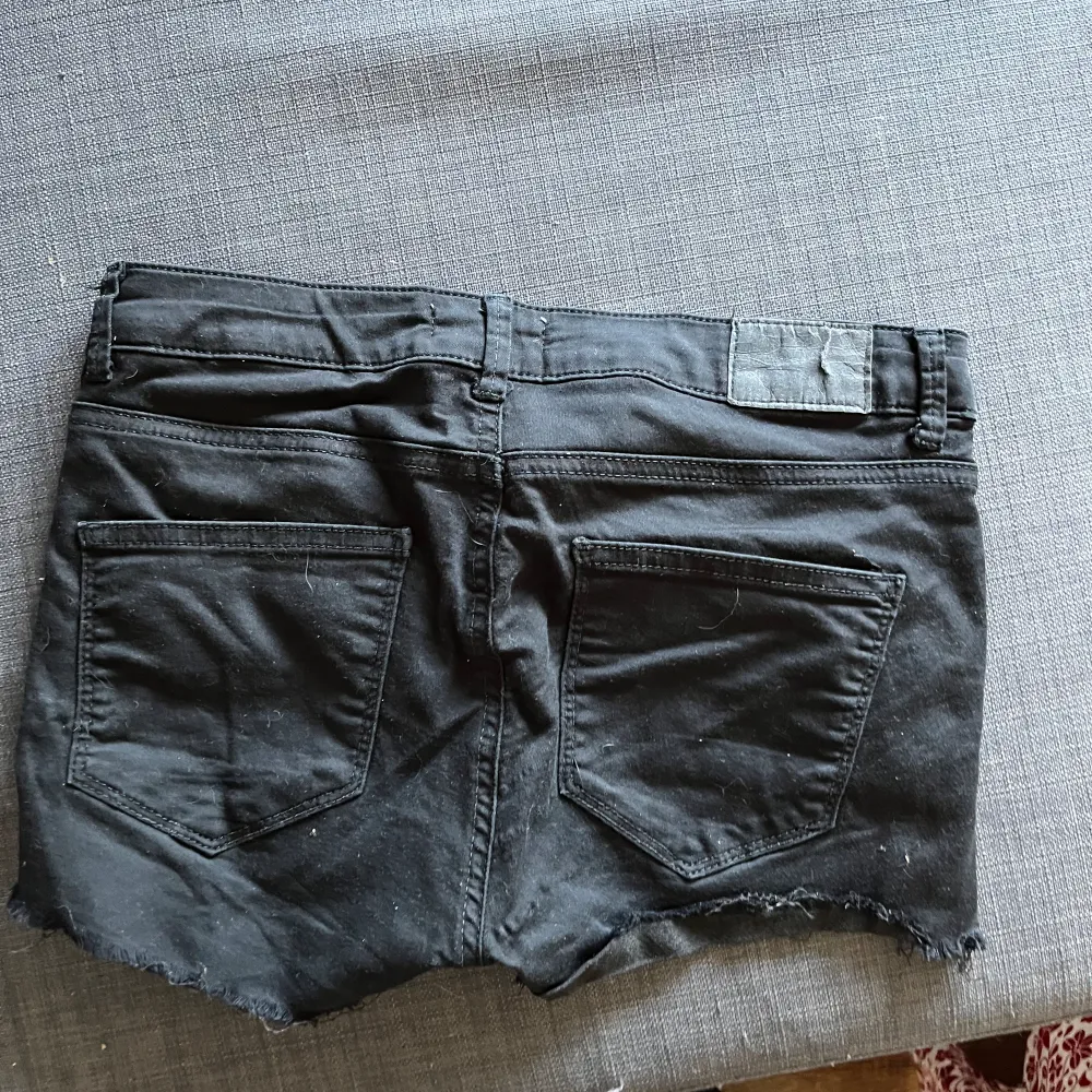 Lågmidjade jeansshorts från Gina Tricot.  Typiska dragkedjor som var väldigt populärt för några år sedan. Korta i modellen. Knappen är det men det syns inte på bilden 🙃 Strl 38 men ganska små. 30kr, Köparen står för frakten 💕. Shorts.