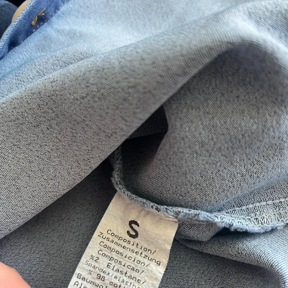 Jeans skjorta i strl S. Använd ett fåtal ggr. Säljs för att den inte används längre. . Skjortor.