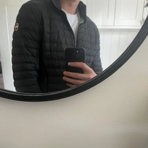 Colmar jacka  - Hej säljer min colmar jacka då den är för liten. Storlek 52 motsvarande L. Dock har den en liten skråma som ni ser på bilden annars 10/10 skick.