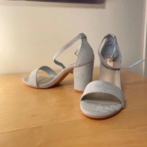 Skor med klack  - Blåa skor med klack från Nelly. Säljes för de var för små för mig och går inte att skicka tillbaka. Endast provade, aldrig använda. 