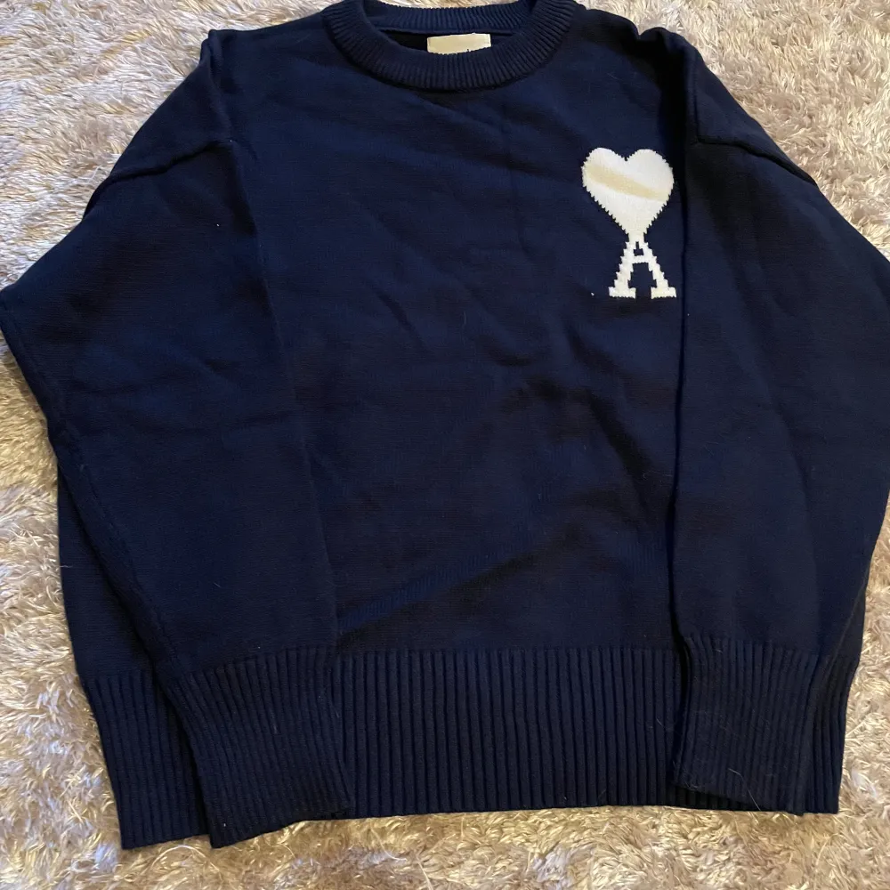 Säljer nu denna supersnygga och trendiga AMI Paris tröja!🔥 Tröjan är knappt använd, skick 8/10. Liten defekt, se bild 3. Säljes BILLIGARE vid snabb affär!🤗. Tröjor & Koftor.