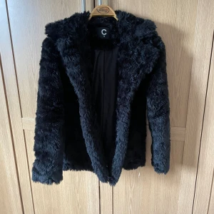 Jack - En fake pälsjacka från Cubus, använd ett få tal gånger❤️