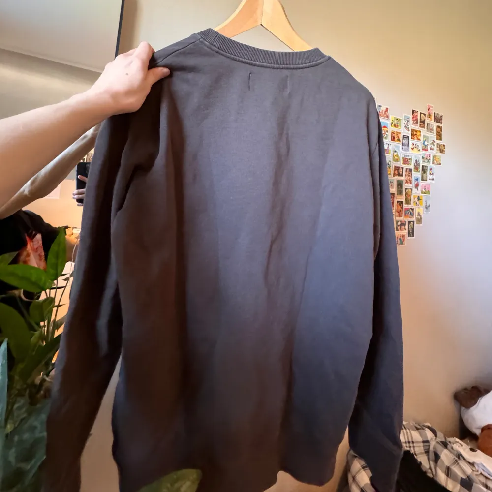 En snygg Calvin Klein Sweatshirt som är i storlek M. Klassiskt tryck och är fortfarande i bra skick. Hör av er vid frågor eller liknade!! . Hoodies.