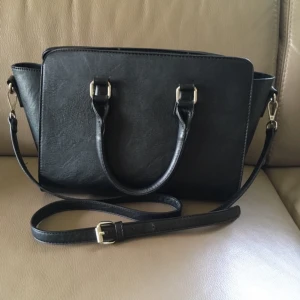 svart väska  - svart rymlig väska från stradivarius, man kan ta av de långa bandet ❤️ bra skick 