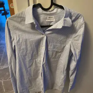 Superfin skjorta från Filippa k, perfekt nu för sommaren! Mycket fint skick🤗 Tryck INTE på KÖP NU