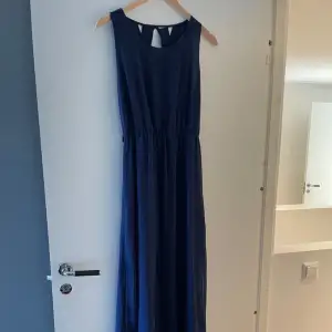 Säljer min snygga blå klänning med cool detalj vid ryggen i storlek 36/38🦋🌿