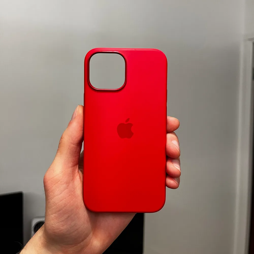 Säljer ett nästan nytt rött silikonskal för iPhone 13 Mini från Apple. Skalet är i utmärkt skick och har bara använts ett par gånger. Perfekt för att skydda din iPhone med stil. Har du några frågor? Tveka inte att skicka ett meddelande till mig!. Accessoarer.