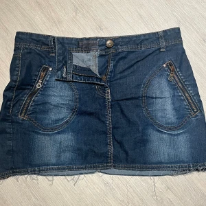 Jeanskjol - Mörkblå jeanskjol i stl 40 💞