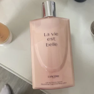Lancome/La vie est belle body lotion  - Fick den i present nyligen men eftersom att jag har en extra finns det ingen nödvändighet att öppna en oöppnad ny. 