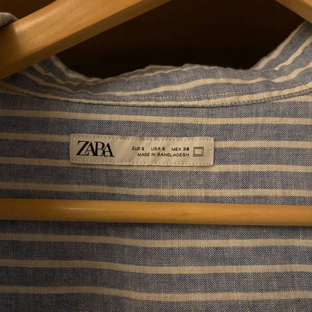 Super skön skjorta med 52% linne som material vilket gör den dunder till sommaren! . Skjortor.