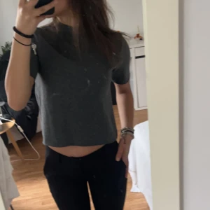 Stickad t-shirt - Jättesnygg tshirt från zara, använd vädligt få gånger. Inga defekter💕pris kan diskuteras!💕