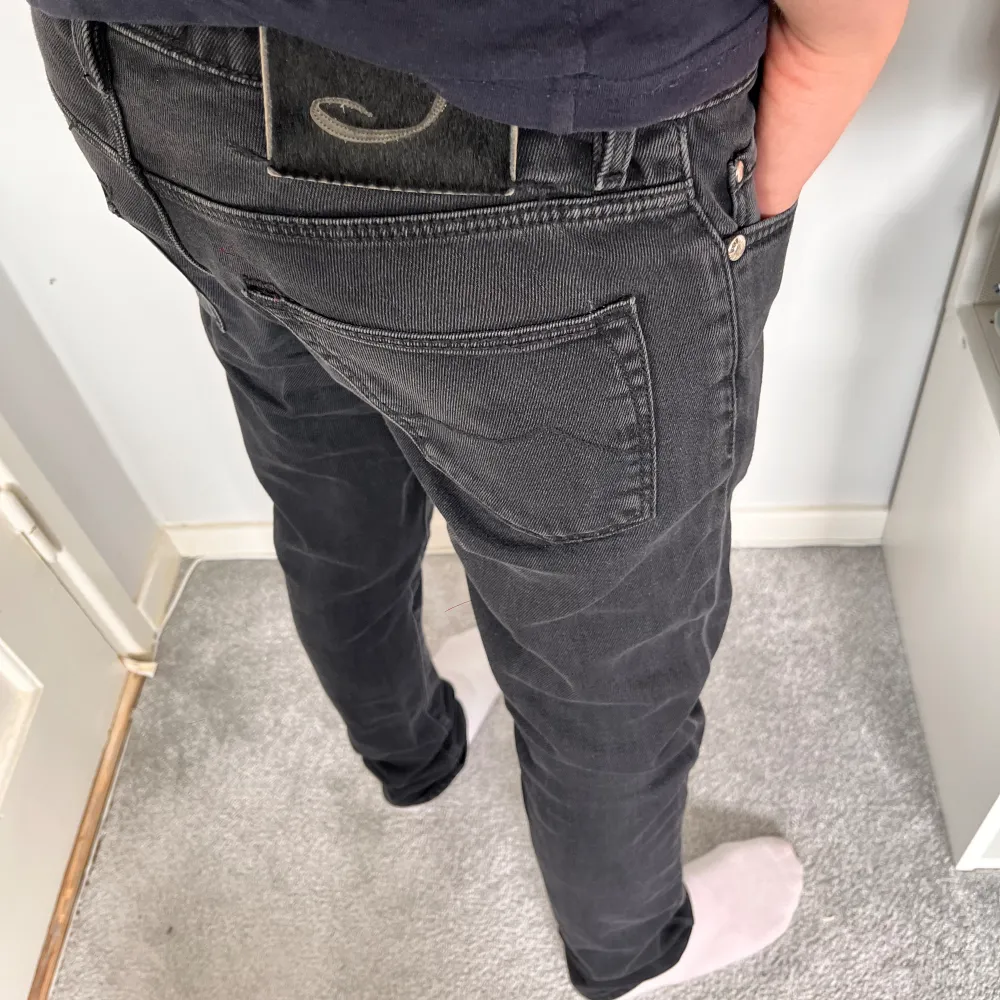 Hej! Säljer nu dessa sjukt snygga Jacob Cohen jeans som är perfekta till våren och sommaren | Trendigaste och mest eftertraktade jeansen på marknaden! | Storlek: 31 | Skick: 9/10 | Ny pris: 5500 kr, Säljs för 1199 kr. Jeans & Byxor.