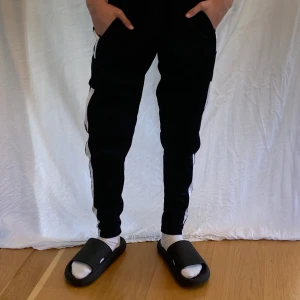 Adidas byxor  - Adidas byxor. Använda ett par gånger men fortfarande bra skick