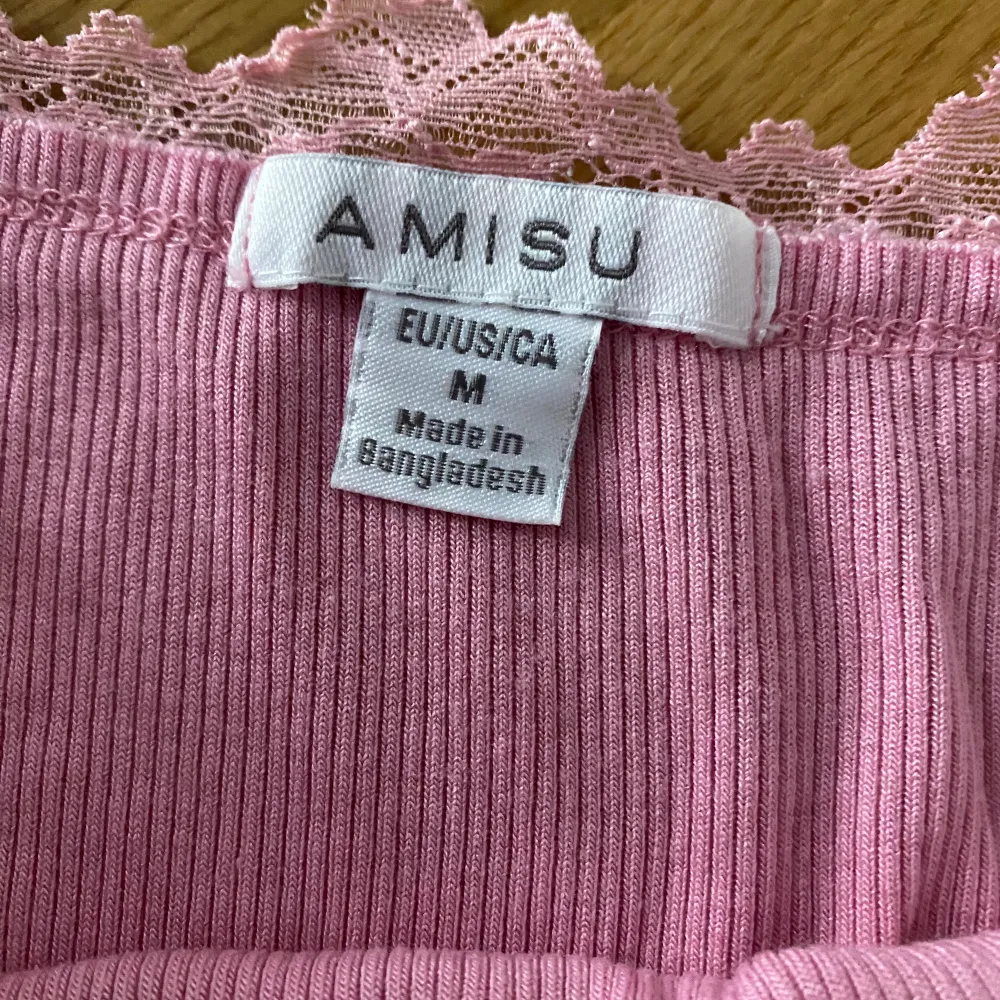 Rosa linne med spets kant, Kan eventuellt tvättas vid köp. Priset kan diskuteras +Frakt om upphämtning eller uppmötning inte är möjligt . Toppar.
