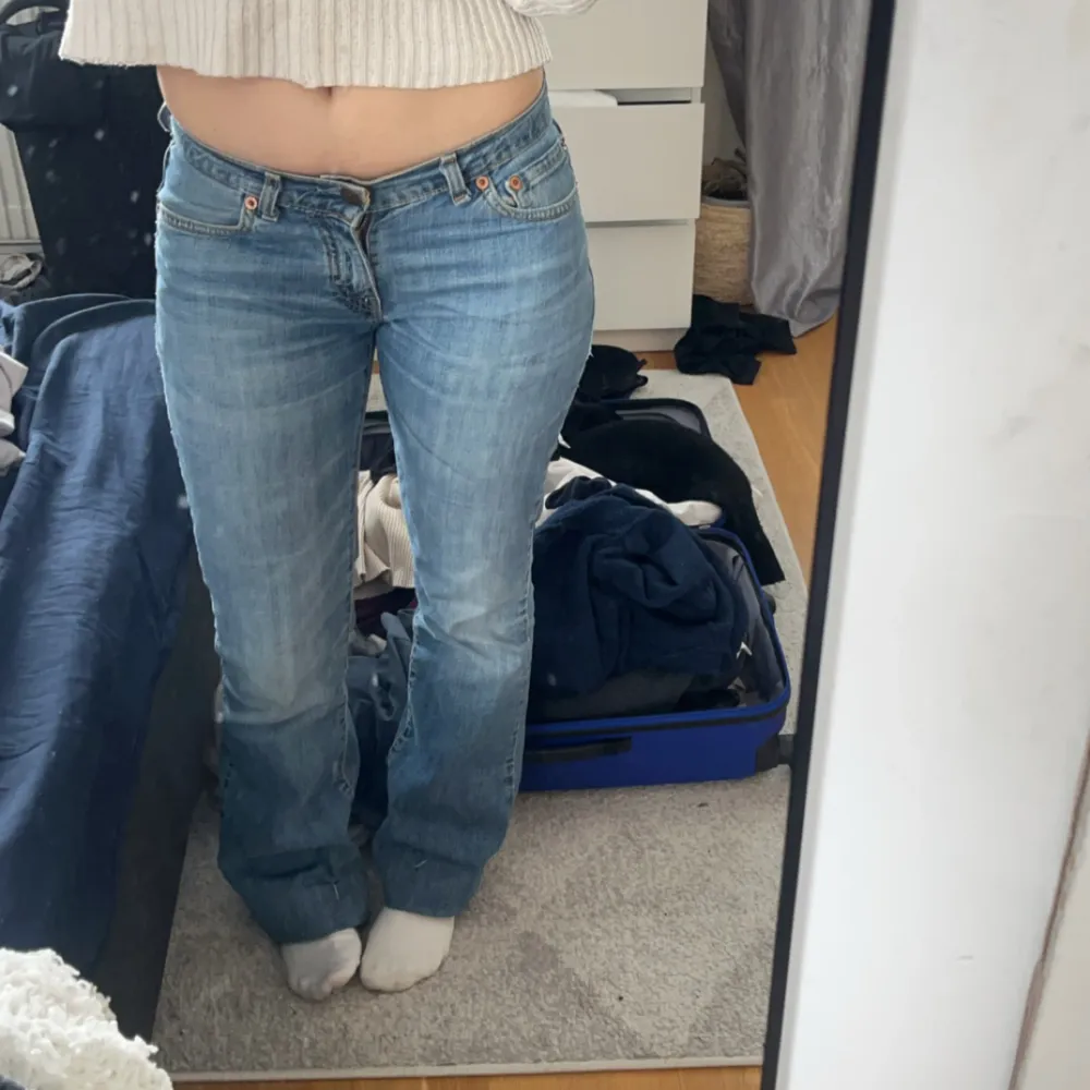 Super fina äkta lowwaist Levis jeans som är för små på mig. Bra skick och passar folk över 160+ 💕 storlek 25/32, xs skulle jag säga!! . Jeans & Byxor.