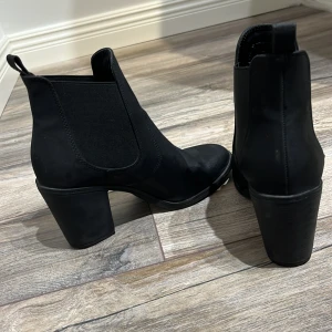 Klackskor  - Svarta klackskor i strl 37 