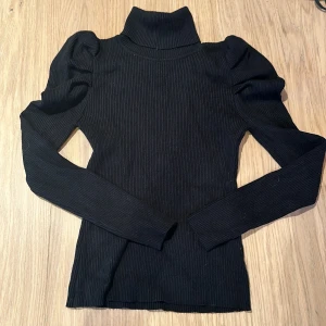 Polo med puffärmar  - Nyskick strl small  Moocci Paris 