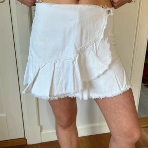 Jeanskjol - Superfin jeanskjol i stl 164, passar mig som är S. Liten missfärgning på baksidan men inte något man lägger märke till! 