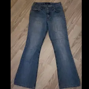 Lågmidjade bootcut jeans i använt skick.