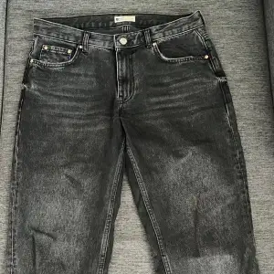 Säljer ett par jättefina svart/gråa lågmidjade och straight jeans från Gina Tricot i strl 40, passar även för 38🥰 De är sparsamt använda, knappt något som syns💓 Om ni har några frågor eller liknande skriv till mig🙌