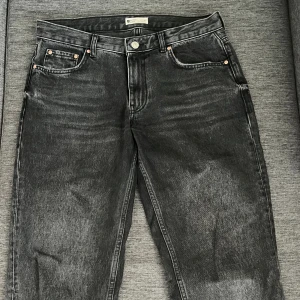 Svart/gråa jeans - Säljer ett par jättefina svart/gråa lågmidjade och straight jeans från Gina Tricot i strl 40, passar även för 38🥰 De är sparsamt använda, knappt något som syns💓 Om ni har några frågor eller liknande skriv till mig🙌