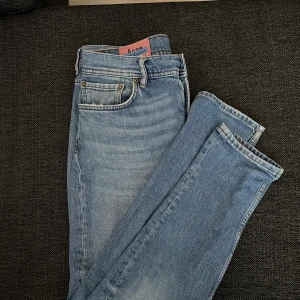 Acne studios jeans - Ett par feta jeans från Acne Studios. Passformen är slimfit och storleken är W29 L30. Börjar få ett litet hål under gylfen (sista bilden) Nypris=3500kr Mitt pris=350kr För mer frågor eller funderingar är det bara att kontakta.