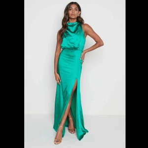 Grön balklänning - Säljer denna superfina och slutsålda maxiklänning från Pretty Lavish i färgen emerald, stl M/10 men passar även S för en rakare passform🤩💚ny med prislapp kvar, säljer då jag hittat en ny💚Tänkte 1500 kr + frakt men pris kan diskuteras vid snabb affär!